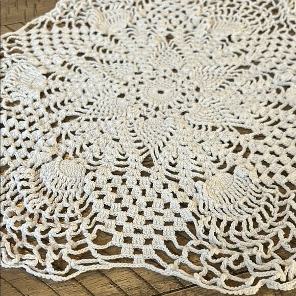 Elegant Vintage 1970s Handmade White Crochet Doilies Set - Picture 15 of 17